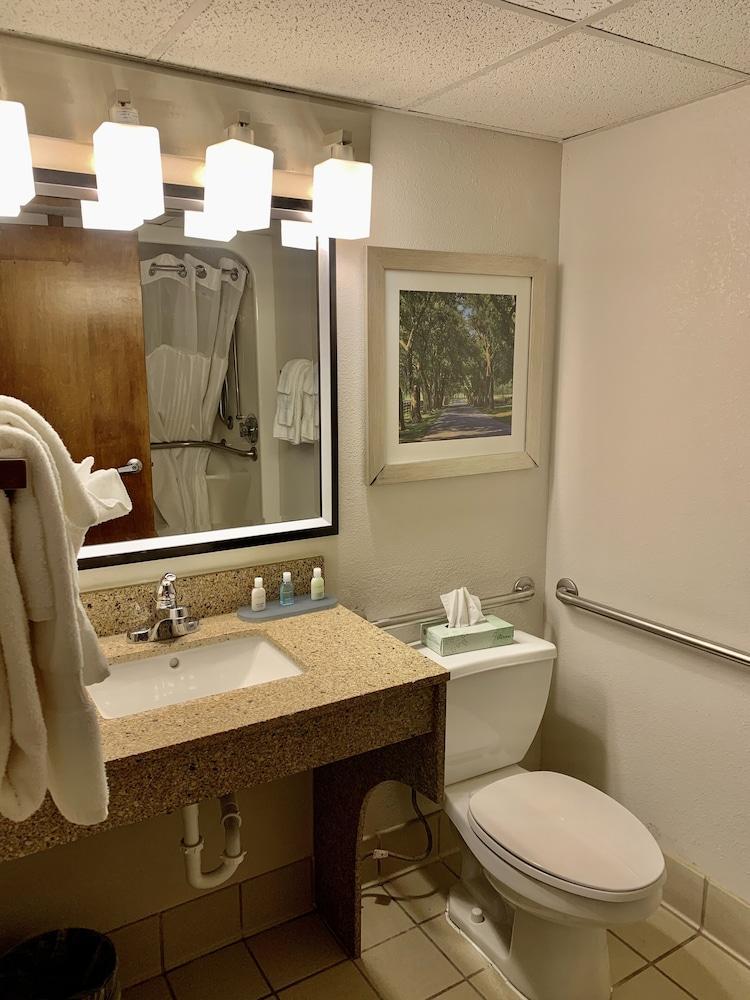 Clarion Pointe North Near University Hotel 3*