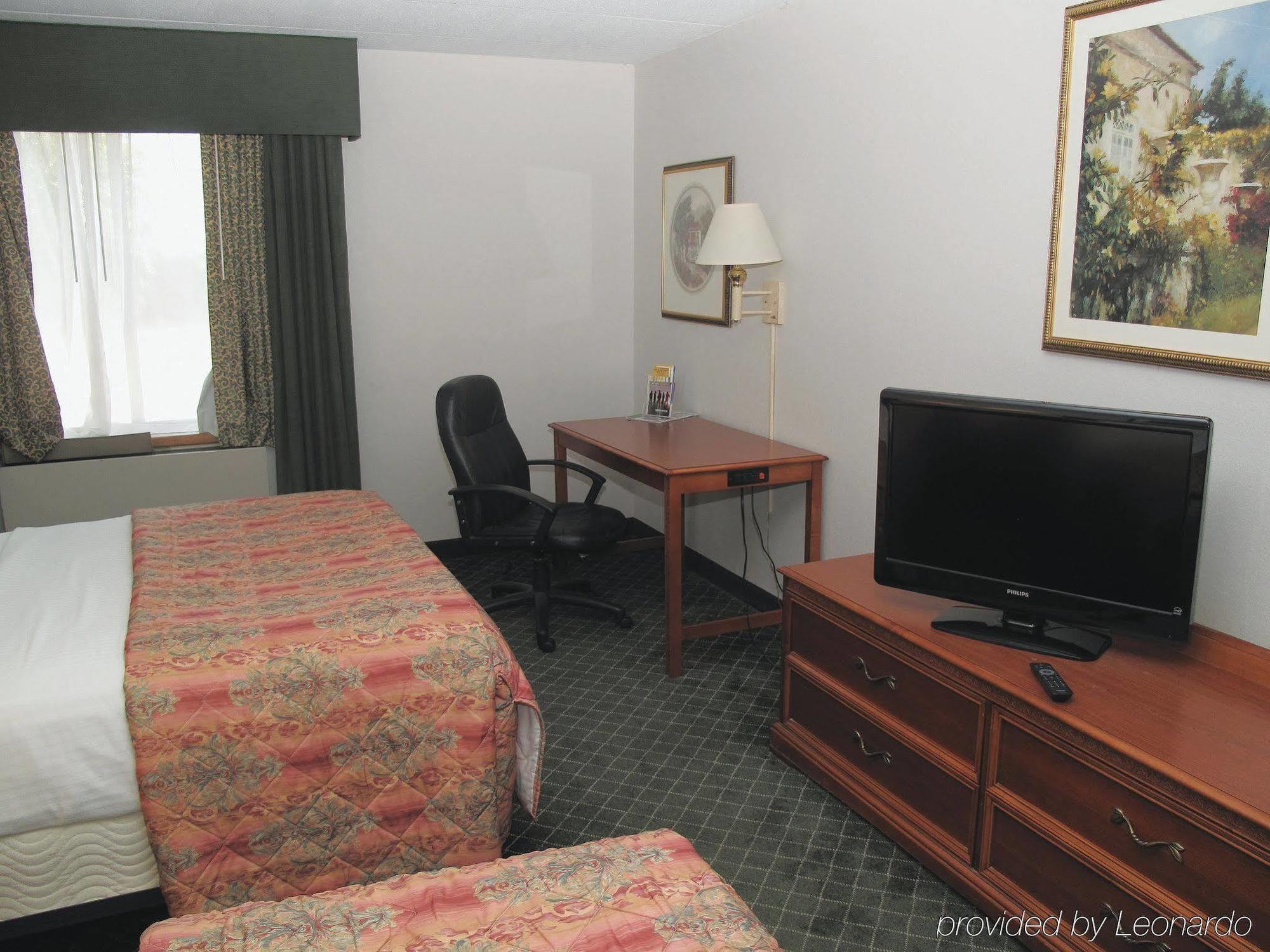 Hotel Clarion Pointe North Near University 3*