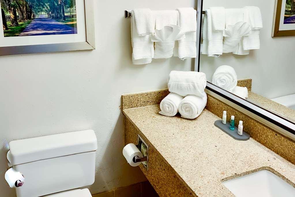 Hotel Clarion Pointe North Near University